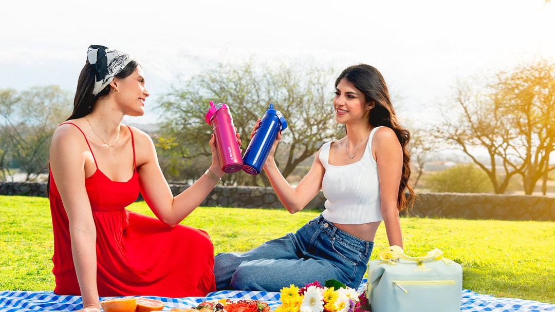 Un picnic entre amigos se disfruta más con termos para agua