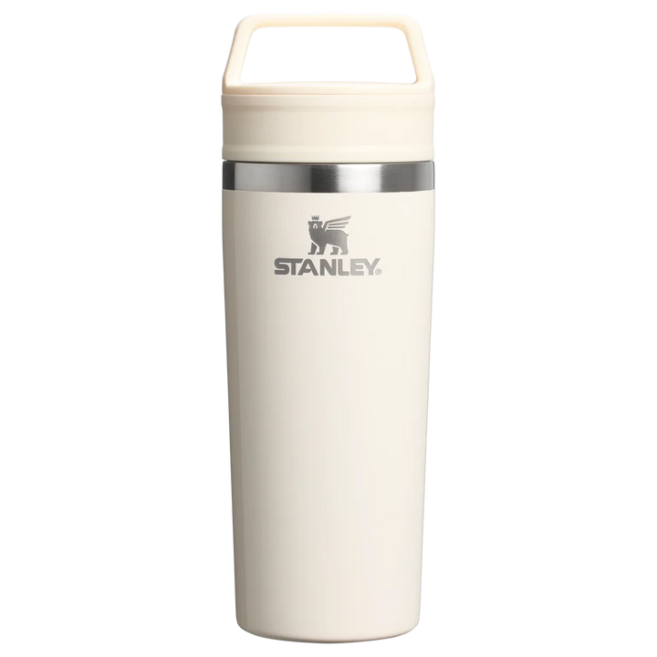 Stanley 1913 México cream travel mug with a silver logo and a cream lid with a handle. Made of stainless steel.