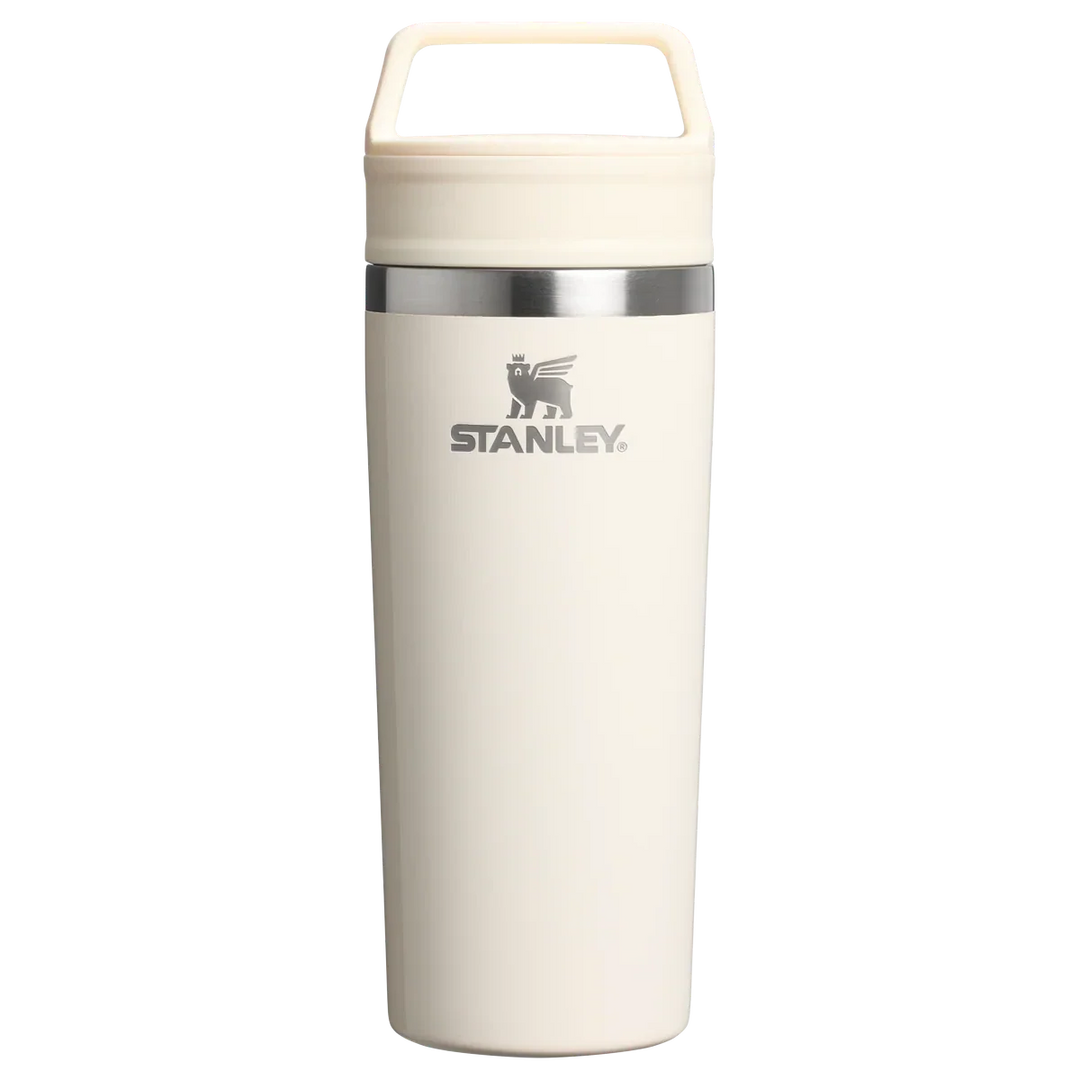 Stanley 1913 México cream travel mug with a silver logo and a cream lid with a handle. Made of stainless steel.