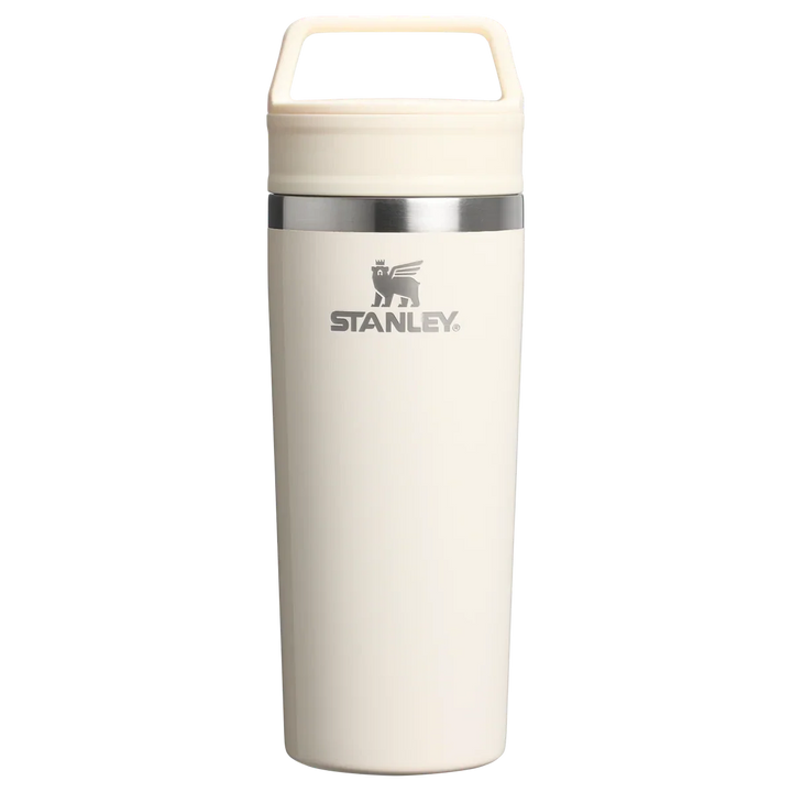 Stanley 1913 México cream travel mug with a silver logo and a cream lid with a handle. Made of stainless steel.